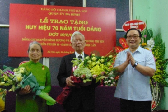 Bí thư Thành ủy đã trao tặng huy hiệu 70 năm tuổi Đảng cho vợ chồng Đảng viên lão thành Nguyễn Đình Hương – Trương Thị Xin.