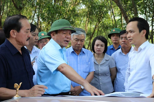 Chủ tịch FLC Trịnh Văn Quyết đi khảo sát các địa điểm làm dự án cùng lãnh đạo Quảng Trị. (Ảnh: Cổng thông tin Quảng Trị)