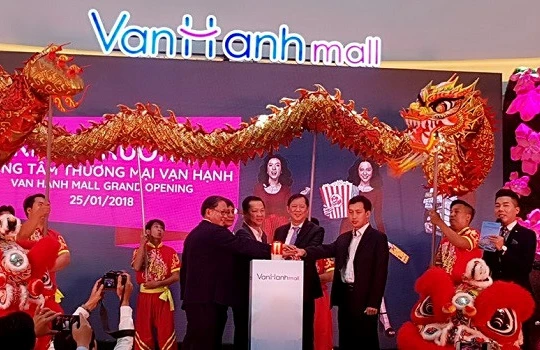 "Đại gia" Trần Lệ Nguyên và các đối tác chung tay khai trương Vạn Hạnh Mall. (Ảnh: Internet)
