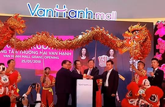 "Đại gia" Trần Lệ Nguyên và các đối tác chung tay khai trương Vạn Hạnh Mall. (Ảnh: Internet)
