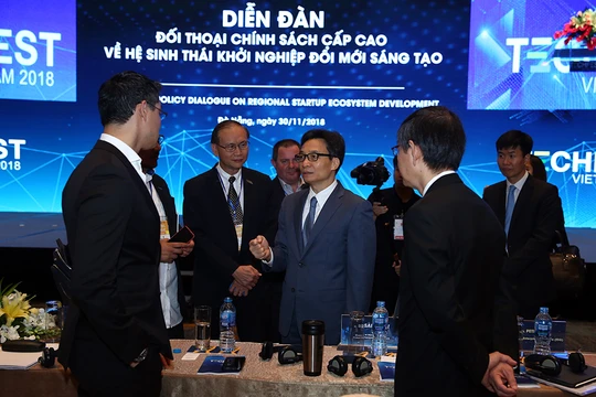 Phó Thủ tướng Vũ Đức Đam trao đổi với các các đại biểu tại Diễn đàn.