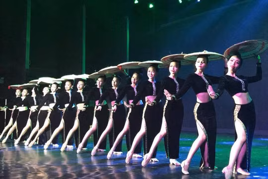 Nha Trang-Khánh Hòa là tỉnh đi đầu trong công tác xã hội hóa nghệ thuật phục vụ du lịch-một tác phẩm của Nhà hát Nghệ thuật Dân gian Á Châu. (Ảnh: T.H)