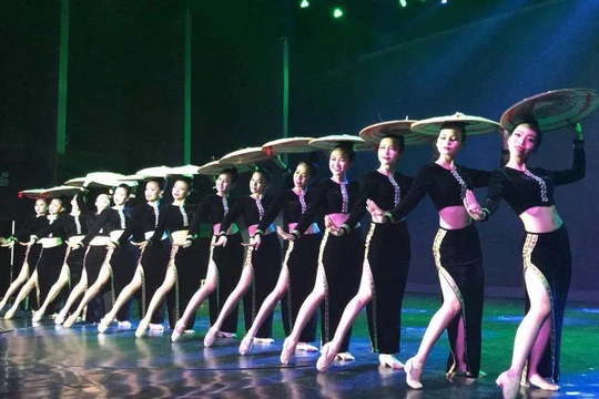 Nha Trang-Khánh Hòa là tỉnh đi đầu trong công tác xã hội hóa nghệ thuật phục vụ du lịch-một tác phẩm của Nhà hát Nghệ thuật Dân gian Á Châu. (Ảnh: T.H)