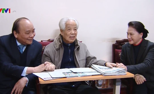 Thủ tướng Chính phủ Nguyễn Xuân Phúc, Chủ tịch Quốc hội Nguyễn Thị Kim Ngân thăm nguyên Tổng Bí thư Đỗ Mười dịp tết Nguyên đán Mậu Tuất 2018. Ảnh: VTV