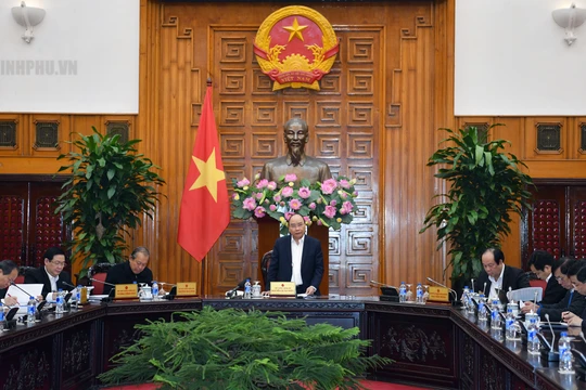 Thủ tướng Chính phủ Nguyễn Xuân Phúc, Trưởng Tiểu ban Kinh tế - Xã hội chuẩn bị Đại hội XIII của Đảng chủ trì cuộc họp.