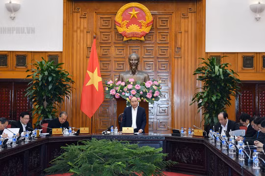 Thủ tướng Chính phủ Nguyễn Xuân Phúc, Trưởng Tiểu ban Kinh tế - Xã hội chuẩn bị Đại hội XIII của Đảng chủ trì cuộc họp.