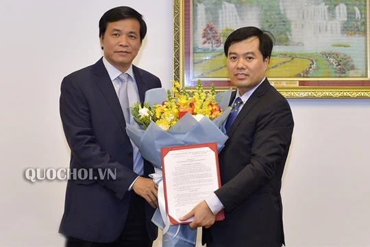 Tổng Thư ký, Chủ nhiệm Văn phòng Quốc hội Nguyễn Hạnh Phúc trao Quyết định bổ nhiệm chức Phó Chủ nhiệm Văn phòng Quốc hội cho ông Nguyễn Mạnh Hùng. (Ảnh: Quochoi.vn)