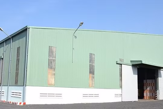 Kho bia "từng không phép" của Cái Mép tại khu đất của Bộ chỉ huy Quân sự tỉnh Tiền Giang. (Ảnh: Thanhnien)