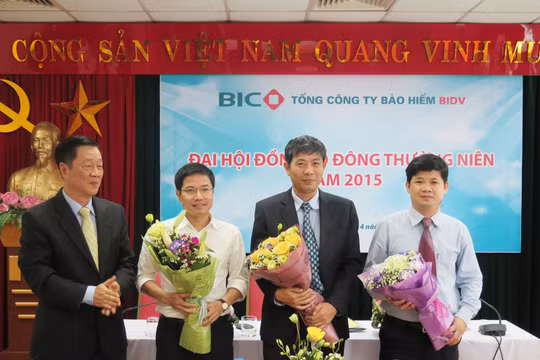 Ông Cao Cự Trí (thứ hai từ bên phải) trong ngày được bầu làm Trưởng Ban Kiểm soát BIC nhiệm kỳ 2015 - 2020. (Ảnh: BIC)