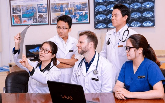 Hiện nay có nhiều cơ sở y tế Việt Nam mời các chuyên gia nổi tiếng thế giới, khu vực đến khám bệnh, chữa bệnh.