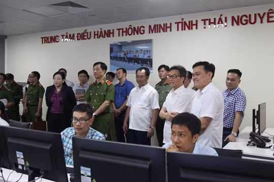 Phó Thủ tướng Vũ Đức Đam và Đoàn công tác thăm Trung tâm Điều hành thông minh (IOC) tỉnh Thái Nguyên.