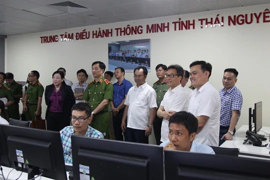 Phó Thủ tướng Vũ Đức Đam và Đoàn công tác thăm Trung tâm Điều hành thông minh (IOC) tỉnh Thái Nguyên.