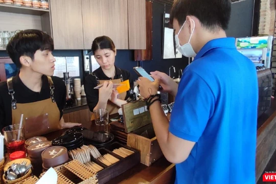 Các hộ kinh doanh, nhà hàng, khách sạn trên địa bàn phường 2 (TP. Vũng Tàu) được tuyên truyền cài đặt mã QR để thực hiện thanh toán trực tuyến.