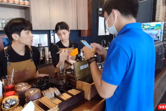 Các hộ kinh doanh, nhà hàng, khách sạn trên địa bàn phường 2 (TP. Vũng Tàu) được tuyên truyền cài đặt mã QR để thực hiện thanh toán trực tuyến.