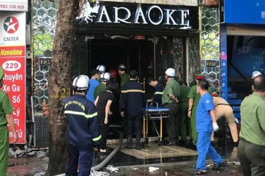 Lực lượng chức năng tham gia chữa cháy, cứu nạn cứu hộ trong vụ cháy quán karaoke ISIS.