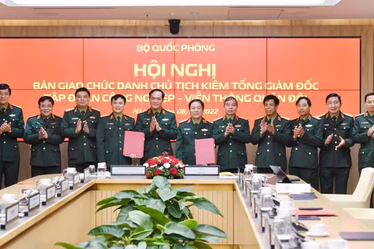 Thượng tướng Vũ Hải Sản, Thứ trưởng Bộ Quốc phòng, chủ trì lễ bàn giao chức danh và nhiệm vụ Chủ tịch, Tổng Giám đốc Tập đoàn Viettel.