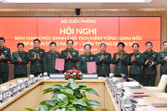 Thượng tướng Vũ Hải Sản, Thứ trưởng Bộ Quốc phòng, chủ trì lễ bàn giao chức danh và nhiệm vụ Chủ tịch, Tổng Giám đốc Tập đoàn Viettel.