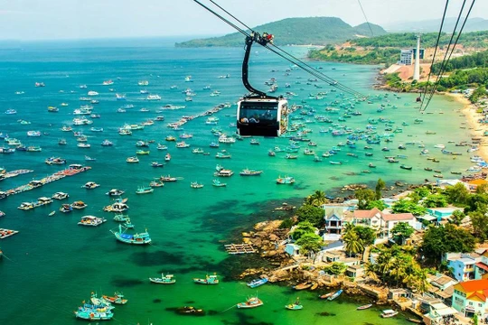 Cáp treo Hòn Thơm mang tới cảnh đẹp biển, đảo, rừng xanh và những bãi tắm trong cụm đảo An Thới, Nam Phú Quốc.