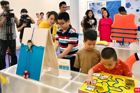 Trẻ được học hỏi kiến thức về phòng chống đuối nước qua trò chơi tại triển lãm.