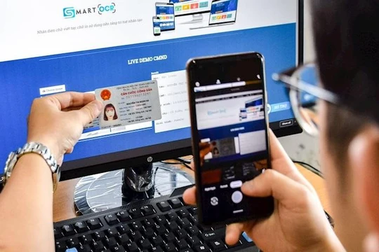 SmartOCR là giải pháp nhận dạng chữ viết tay, chữ in và trích xuất các ký tự từ dữ liệu hình ảnh, chuyển đổi sang dạng văn bản nhờ ứng dụng AI.