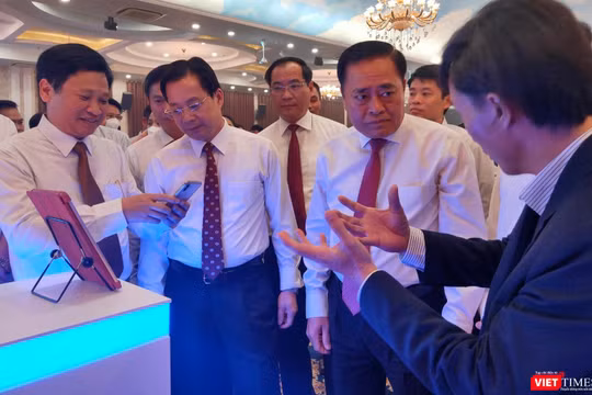 Cá đại biểu trải nghiệm hệ thống bán hàng và thanh toán điện tử.