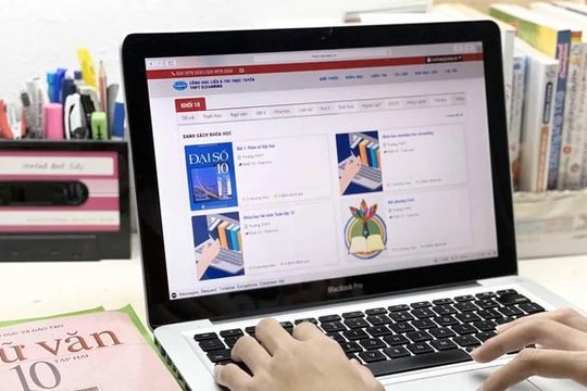 Việc trao tặng máy tính giúp các em triển khai học trực tuyến, bảo đảm học sinh nào bị bỏ lại phía sau trong hành trình chinh phục tri thức.