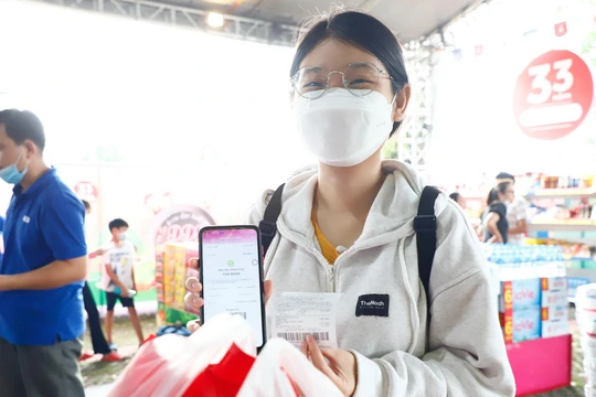 Người dùng trẻ trải nghiệm mua sắm và thanh toán không tiền mặt.