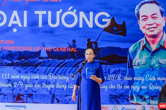 Bà Nguyễn Thị Luận - Chủ tịch Liên Chi hội Bảo vệ Quyền trẻ em tỉnh Quảng Ninh phát biểu khai mạc triển lãm "Theo dấu chân Đại tướng".