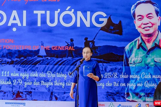 Bà Nguyễn Thị Luận - Chủ tịch Liên Chi hội Bảo vệ Quyền trẻ em tỉnh Quảng Ninh phát biểu khai mạc triển lãm "Theo dấu chân Đại tướng".
