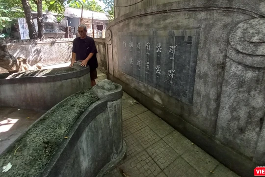 Tác giả tại khu mộ cụ Phạm ở chùa Vạn Phước (Huế).