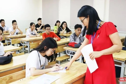 Giám thị hướng dẫn thí sinh làm thủ tục dự thi