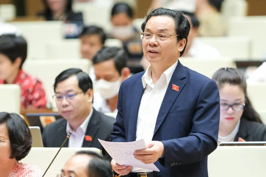 Đại biểu Hoàng Văn Cường cho rằng tất cả quyết định liên quan đến nguồn lực công, liên quan đến người dân đều phải thực hiện công khai, trừ trường hợp bí mật nhà nước.