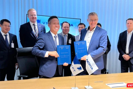 Chủ tịch HĐTV Tập đoàn VNPT Tô Dũng Thái và Tổng giám đốc Kinh doanh toàn cầu Tập đoàn Nokia Ricky Corker ký kết hợp tác giữa hai bên.