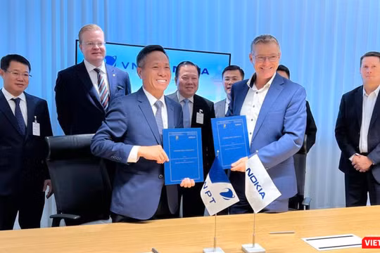 Chủ tịch HĐTV Tập đoàn VNPT Tô Dũng Thái và Tổng giám đốc Kinh doanh toàn cầu Tập đoàn Nokia Ricky Corker ký kết hợp tác giữa hai bên.
