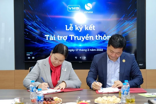 Bà Nguyễn Thị Thu Giang - Phó Chủ tịch kiêm Tổng thư ký VINASA cùng ông Trần Bình Dương - Tổng Giám đốc VMG tại buổi ký thỏa thuận hợp tác.