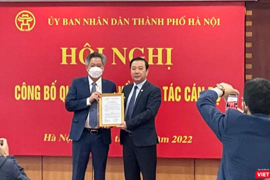 Phó Chủ tịch UBND TP Chử Xuân Dũng (phải) trao quyết định bổ nhiệm cho ông Nguyễn Tiến Sỹ.