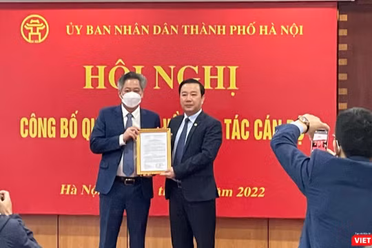 Phó Chủ tịch UBND TP Chử Xuân Dũng (phải) trao quyết định bổ nhiệm cho ông Nguyễn Tiến Sỹ.