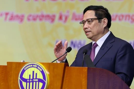 Từ kinh nghiệm qua nhiều vị trí công tác tại nhiều cơ quan, nhiều cấp khác nhau, Thủ tướng cho biết trong nhiều trường hợp còn thiếu các số liệu, dữ liệu để đưa ra các quyết định, chính sách.