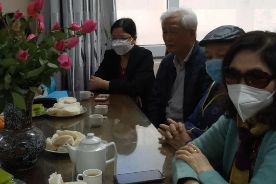 Ông Tạ Đình Thính (tóc trắng) - người gọi cụ Tạ Đình Đề là chú họ.