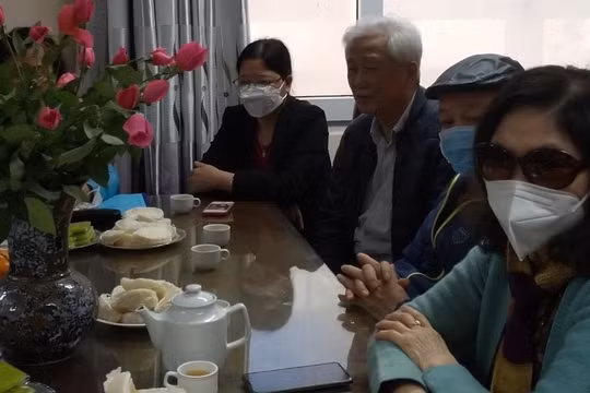 Ông Tạ Đình Thính (tóc trắng) - người gọi cụ Tạ Đình Đề là chú họ.