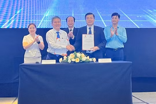 Đại diện TP. Đà Nẵng và lãnh đạo VINASA ký kết tại buổi lễ. 