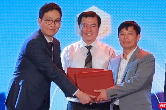 Cục Thương mại điện tử và Kinh tế số cùng Amazon Global Selling Việt Nam ký kết biên bản ghi nhớ hợp tác triển khai sáng kiến “Thương mại điện tử Xuyên biên giới: Kỷ nguyên bứt phá” dưới sự chứng kiến của Thứ trưởng Bộ Công thương Nguyễn Sinh Nhật Tân.