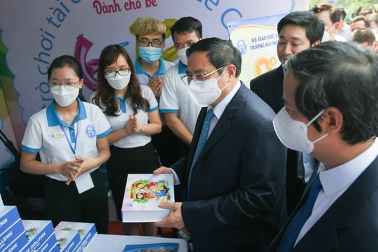 Đi thăm các gian hàng tại Ngày hội Khởi nghiệp quốc gia của học sinh, sinh viên, Thủ tướng cho rằng phải thúc đẩy mạnh mẽ hệ sinh thái khởi nghiệp ngành giáo dục.