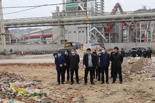 Lãnh đạo UBND tỉnh Thanh Hóa kiểm tra tiến độ triển khai dự án Nhà máy đốt rác phát điện tại Bỉm Sơn vào tháng 1/2021. Ảnh: thanhhoa.gov.vn.