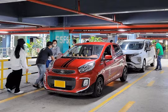 Việc mở làn cho xe ô tô công nghệ đón khách nhằm góp phần giảm tình trạng ùn ứ ở khu vực trước nhà ga quốc nội sân bay Tân Sơn Nhất.