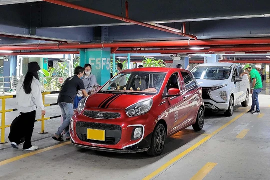 Việc mở làn cho xe ô tô công nghệ đón khách nhằm góp phần giảm tình trạng ùn ứ ở khu vực trước nhà ga quốc nội sân bay Tân Sơn Nhất.