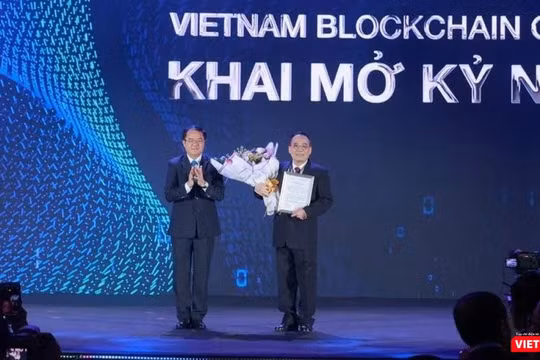 Ông Vũ Chiến Thắng - Thứ trưởng Bộ Nội vụ - trao quyết định thành lập Hiệp hội Blockchain Việt Nam cho ông Hoàng Văn Huây - Chủ tịch Hiệp Blockchain Việt Nam.
