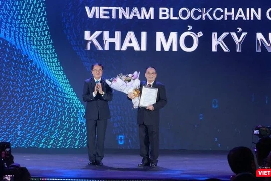 Ông Vũ Chiến Thắng - Thứ trưởng Bộ Nội vụ - trao quyết định thành lập Hiệp hội Blockchain Việt Nam cho ông Hoàng Văn Huây - Chủ tịch Hiệp Blockchain Việt Nam.