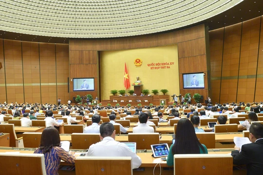 Sau khi Đoàn giám sát của Quốc hội báo cáo về việc thực hiện chính sách, pháp luật về công tác quy hoạch kể từ khi Luật Quy hoạch có hiệu lực thi hành, Quốc hội thảo luận tại hội trường.