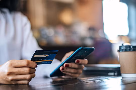 Theo chuyên giao bảo mật, người dùng cần đảm bảo các ứng dụng trên điện thoại, máy tính luôn được cập nhật tự động.